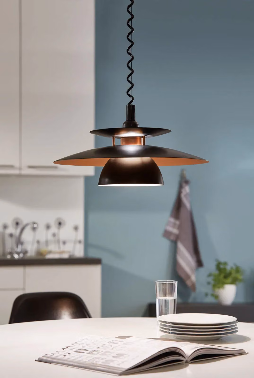 Loops Height Adjustable Suspended Pendant Light in Black and Copper with E27 Bulb Holder – 2
