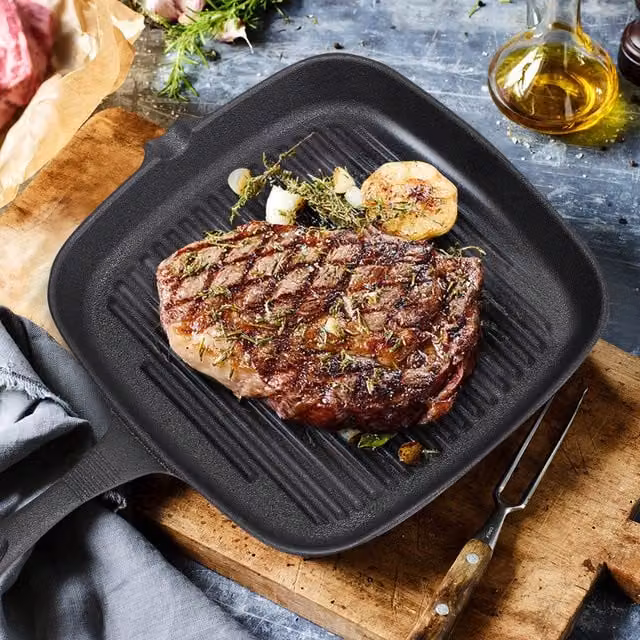 Livingandhome Uncoated Cast Iron Frying Pan with Pouring Spout, Black and Grey