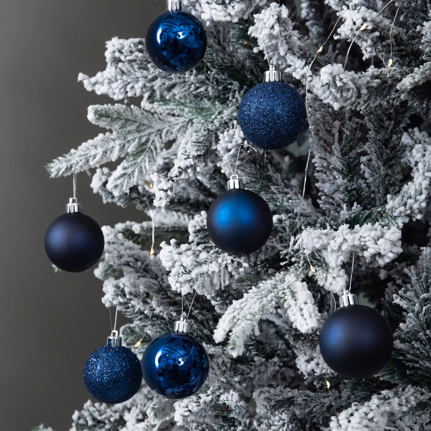 Samuel Alexander Set of 24 Shatterproof Round Christmas Tree Baubles in Midnight Blue and Silver, Diameter: 6 cm – 2