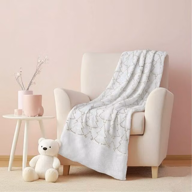 Snug City Christmas Tree Print Throw Blanket in White, W: 150 cm, D: 200 cm