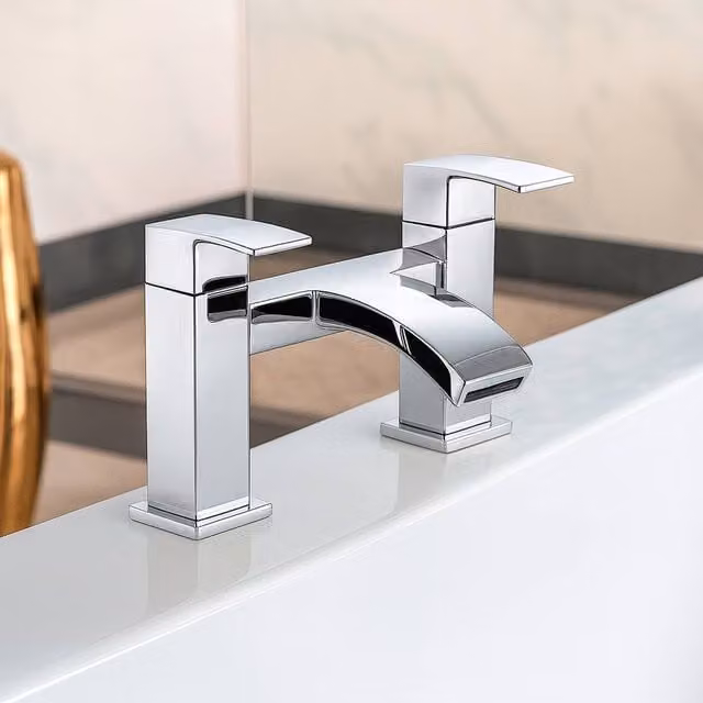 Bathroom Kingdom Brecon Chrome Modern Curve Bath Filler Tap in Silver