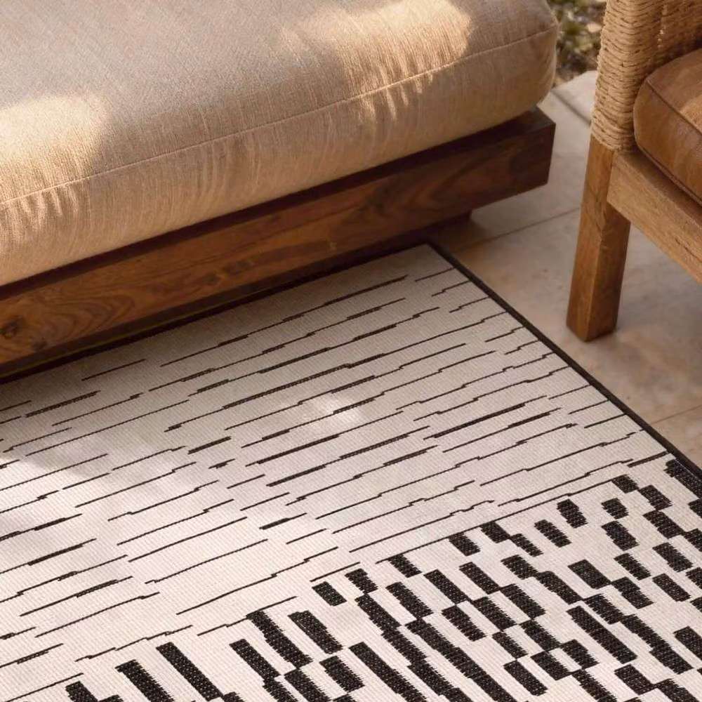 Ted Baker Acacia Reversible Geometric Indoor and Outdoor Rug in Black, W: 200 cm, D: 300 cm – 2