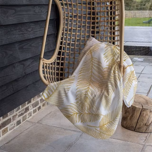 Benjamin Tate Design Golden Leaves Floral Fleece Blanket in Gold, W/D/H: 120 x 150 cm
