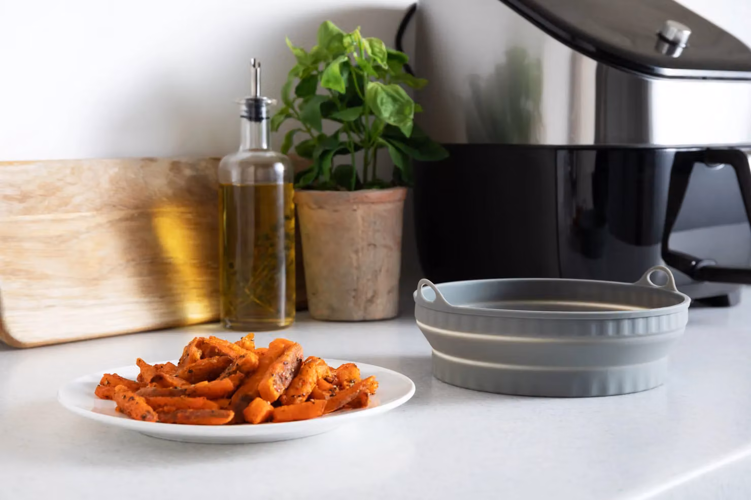 KitchenCraft Reusable Round Silicone Air Fryer Liner in Grey or Purple, W/D/H: 20 x 20 x 6 cm – 5