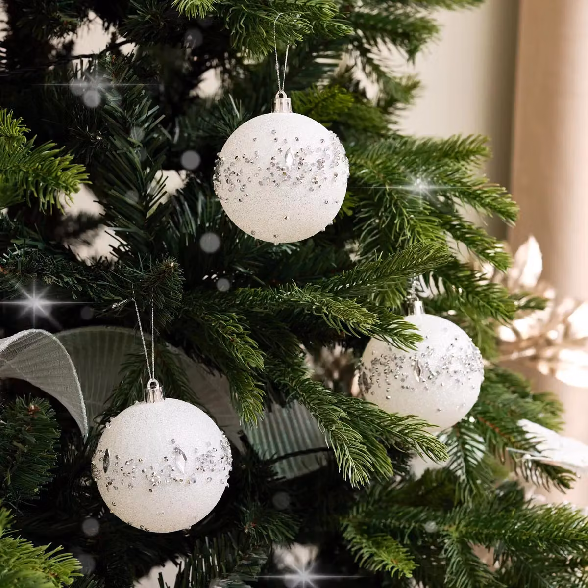Melody Maison Set of 3 White and Silver Glitter Jewel Christmas Baubles, Diameter: 9 cm – 2