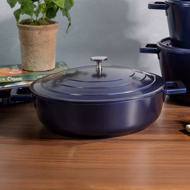 MasterClass Shallow Casserole Dish with Lid, Blue, 4 Litre – 1