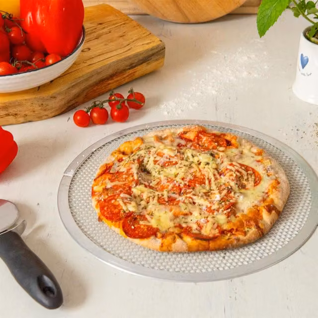 Argon Tableware Pack of 2 Uncoated Round Aluminium Pizza Trays with Mesh, Silver, Diameter: 35.56 cm