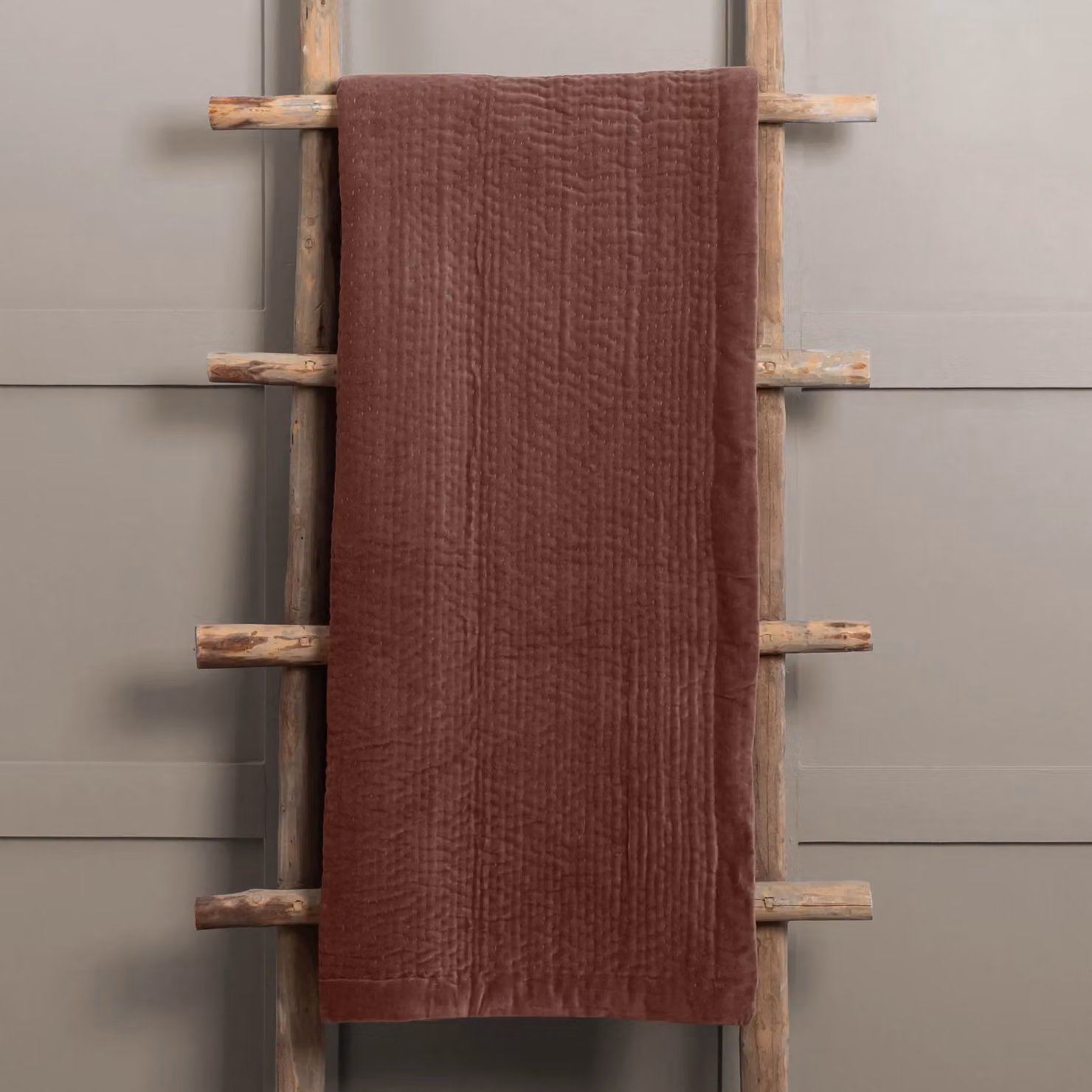 Voyage Maison Haze Quilted Cotton Velvet Throw in Red, W/D/H: 140 x 200 cm – 2