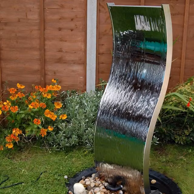 Primrose Stainless Steel Double Sided Curved Wall Fountain in Silver, Width: 61 cm