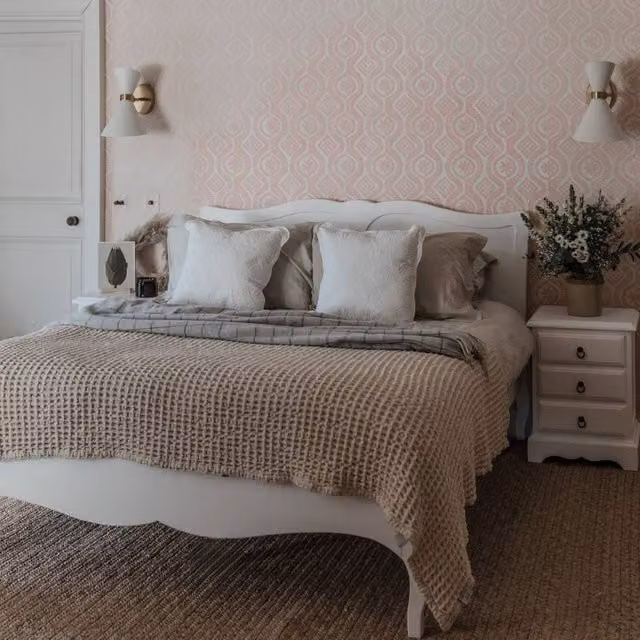 Statement Furniture Romance French Style King Size Bed Frame in White, W/D/H: 180 x 200 x 152.4 cm – 1