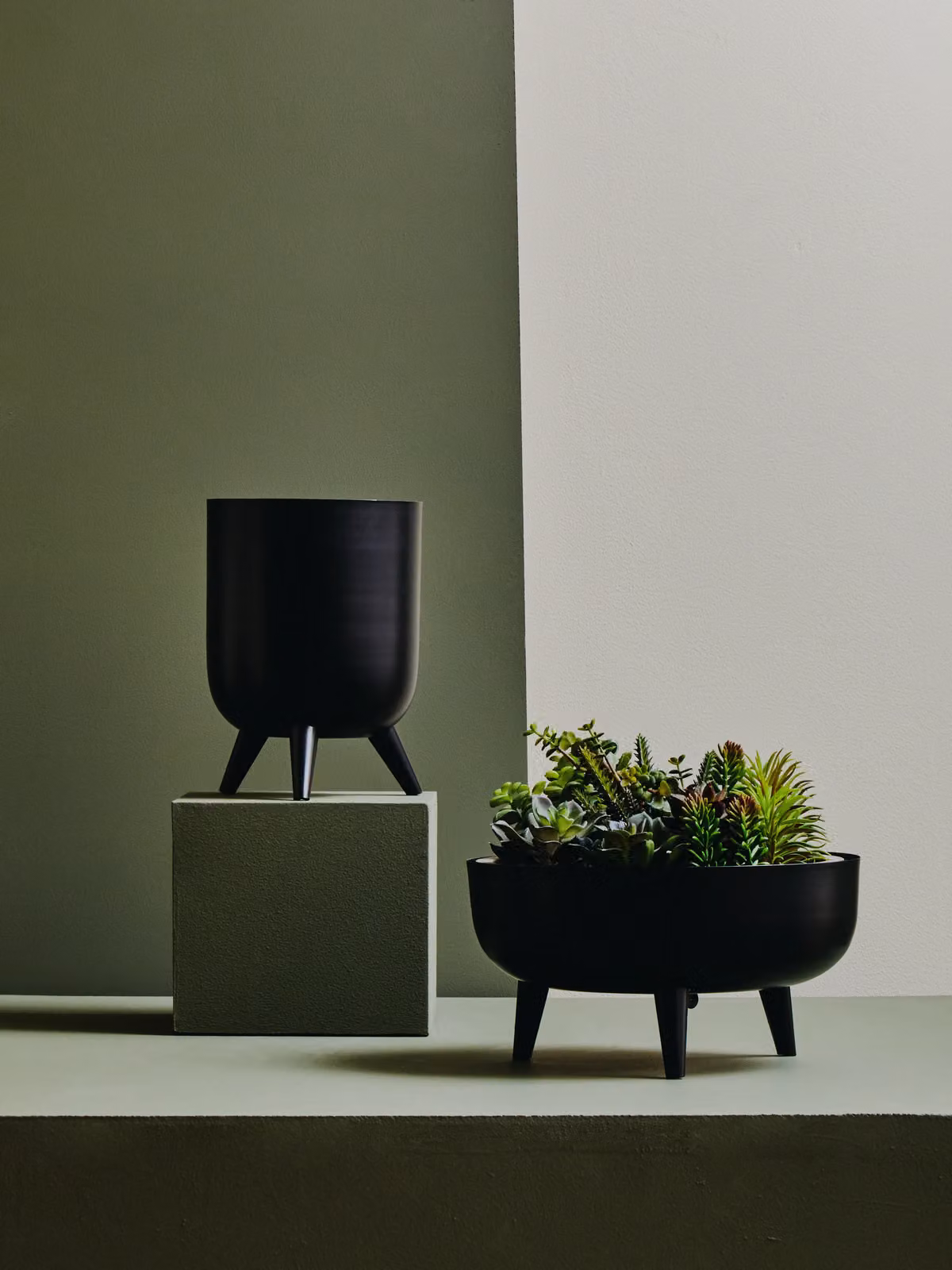 Orsina Classic Design Tabletop Vase by Interiors by Premier in Black or Green, H 26.0 cm x W 19.0 cm x D 19.0 cm – 2
