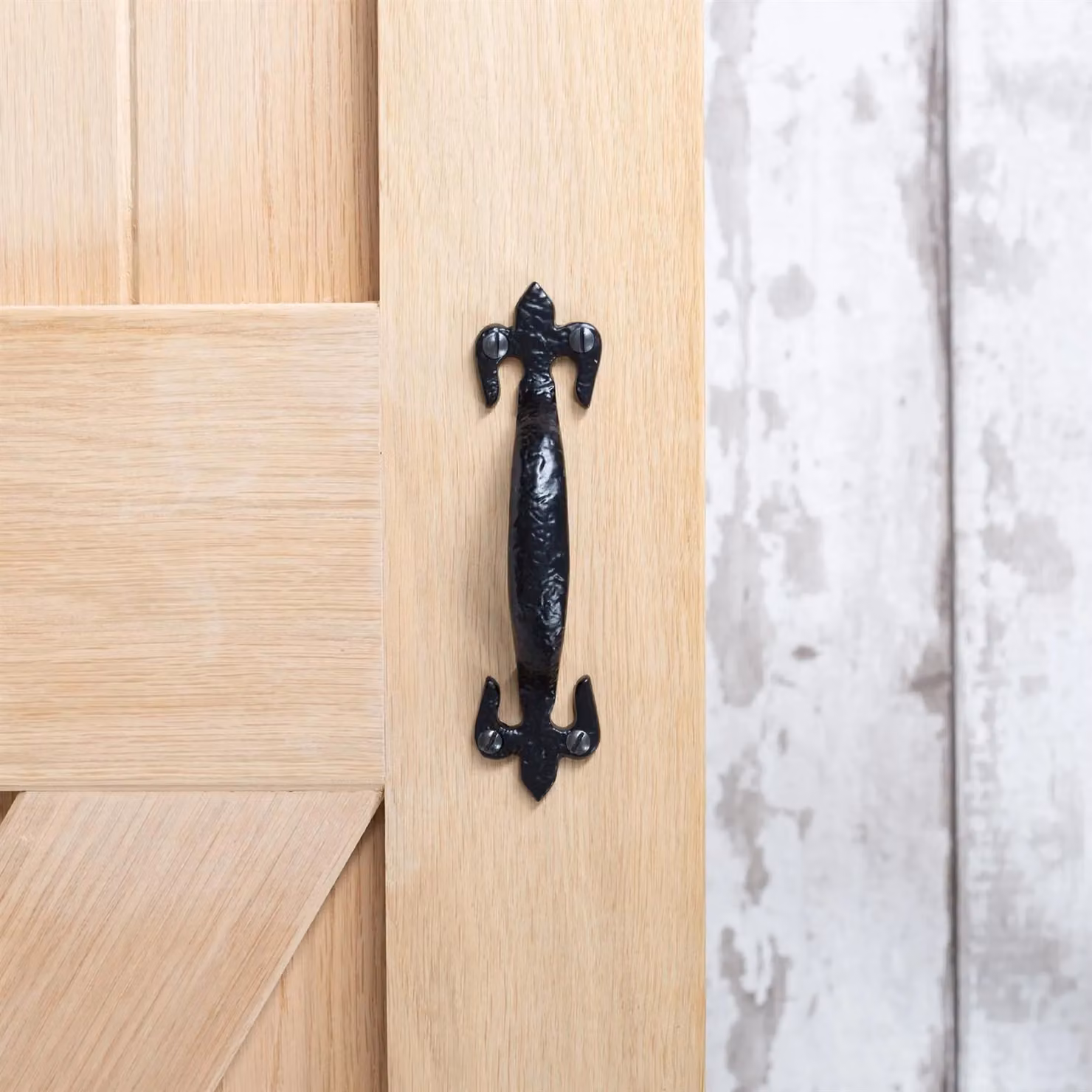 Hammer and Tongs Rustic Fleur De Lis Iron Door Handle, Matt Black, Pack of 2, H: 15 cm – 5