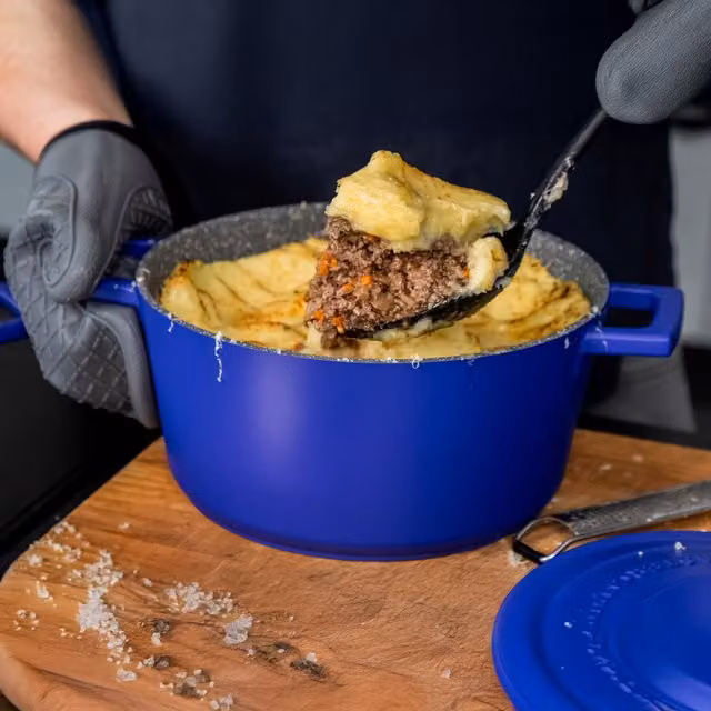MasterClass 5L Cast Aluminium Casserole Dish with Lid, Electric Blue, Diameter: 28 cm