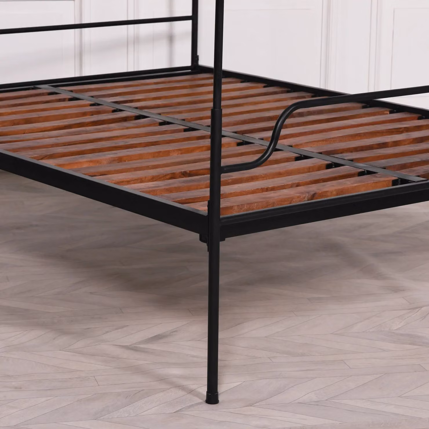 Glasstone Black Iron Double Size Poster Bed W/D/H: 141 x 200 x 224 cm – 2