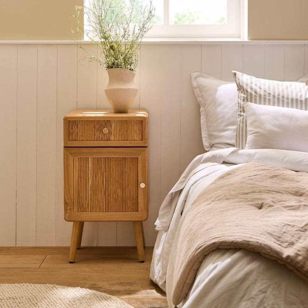 CALICOSY AVA Bedside Table with 1 Door and 1 Drawer and Slatted Fronts in Light Brown – 2