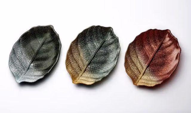 Sienna Glass Leaf Design Glass Plate in Green and Silver, W/D/H: 28.0 x 18.5 x 2.5 cm