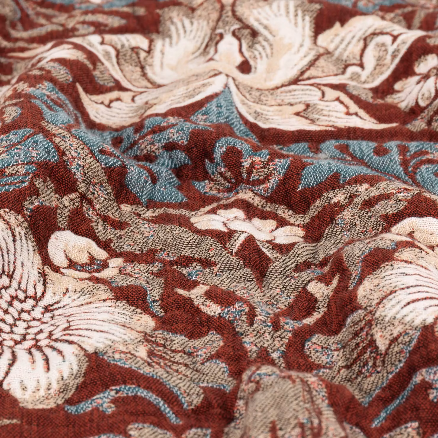 Morris & Co. Strawberry Thief Jacquard Throw with Fringes in Red, W: 130 cm, D: 170 cm – 5