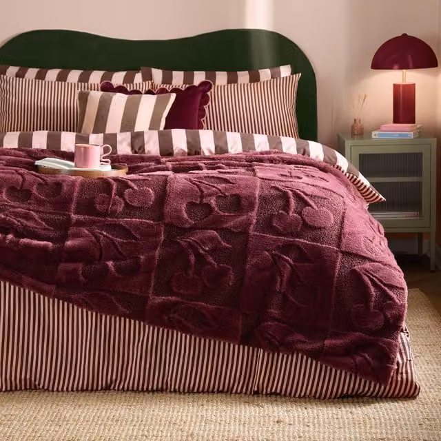 Furn Faux Fur Boucle Cherries Reversible Double Face Throw in Red and Purple, W/D/H: 140 x 180 cm – 3