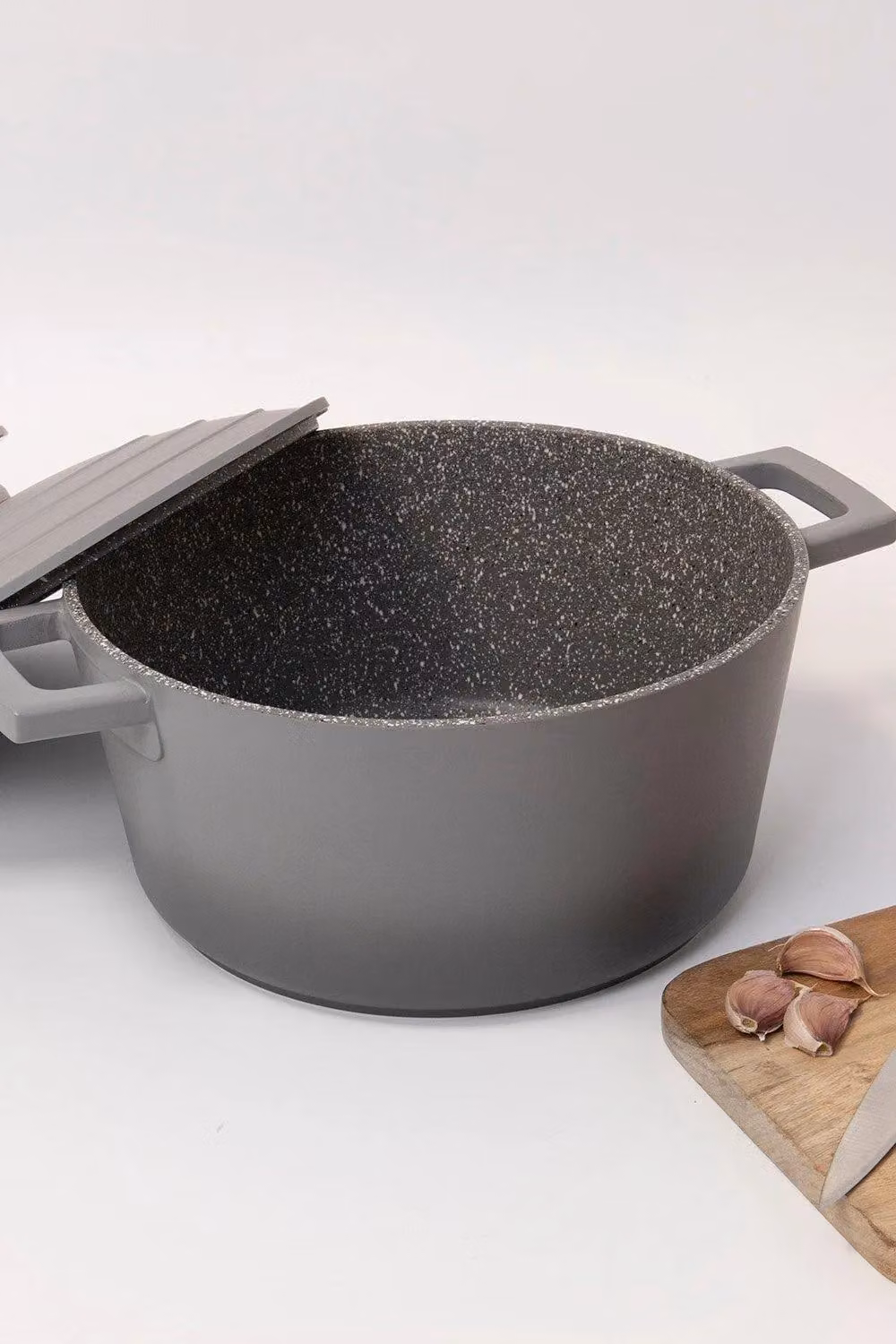 MasterClass Non-Stick Aluminium Lightweight 4 Litre Casserole Dish with Lid in Grey – 3