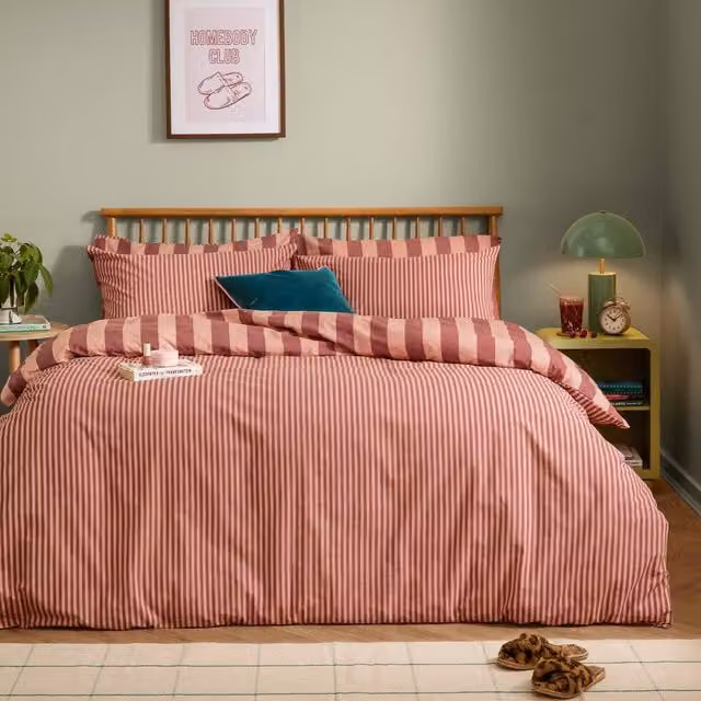 Furn Reversible Striped Duvet Cover Set in Red and Pink, W/D/H: 200 x 220 cm