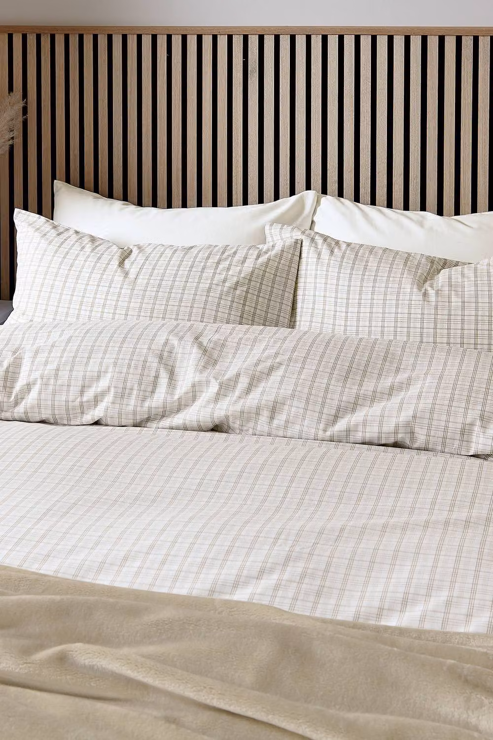 Helena Springfield Tranquil Check Reversible Duvet Cover and Pillowcase Set in Beige and White, W/D/H: 200 x 200 cm – 2