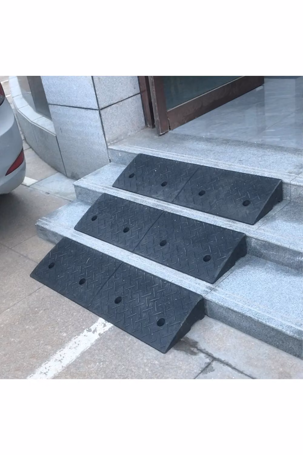 Living and Home 2 Pack Portable Black Rubber Kerb Ramps, Height: 11 cm – 2