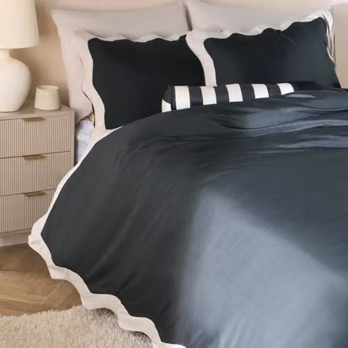 OHS Single Duvet Cover and Pillowcase Set, Black and Stone Microfibre Polyester Bedding with Scallop Edge, W/D/H: 135 x 200 cm and 50 x 75 cm – 1