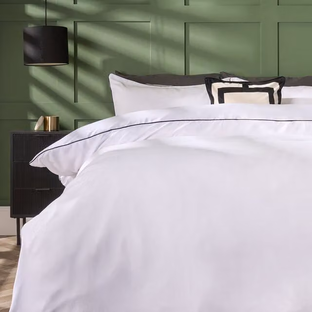 OHS Double Piped Edge Bedding Set in White and Black, including Duvet Cover and Pillowcases – 3