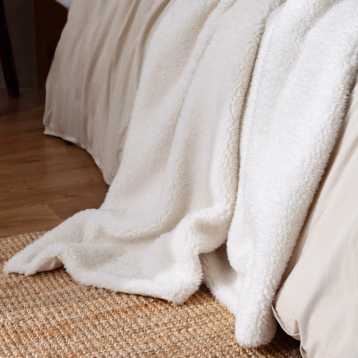 Yard Olann Faux Shearling Fleece Throw in Ecru, W/D/H: 130 x 180 cm – 3