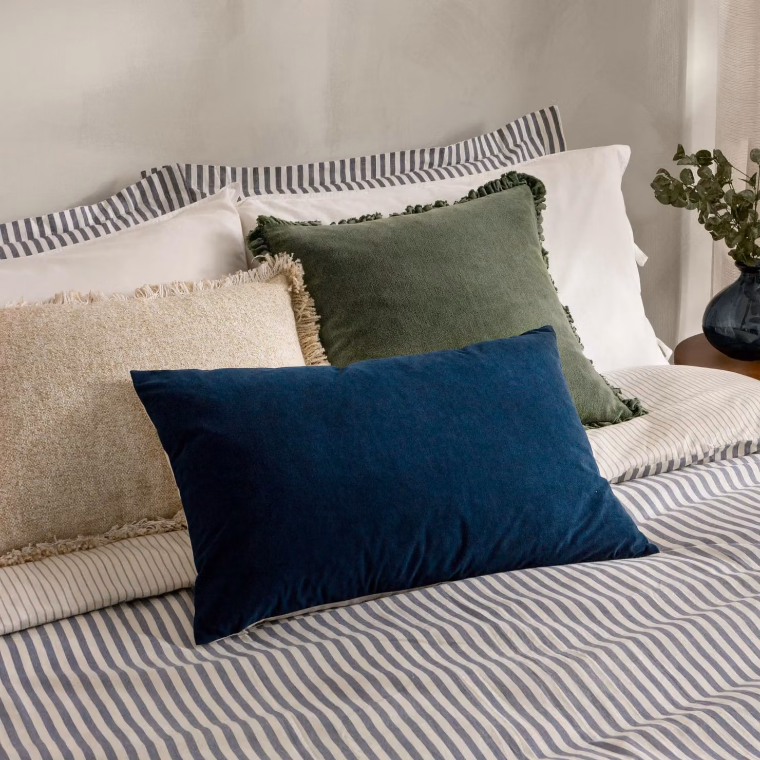 Riva Home Blue Velvet and Linen Rectangular Cushion, W/D/H: 60 x 40 x 40 cm – 4