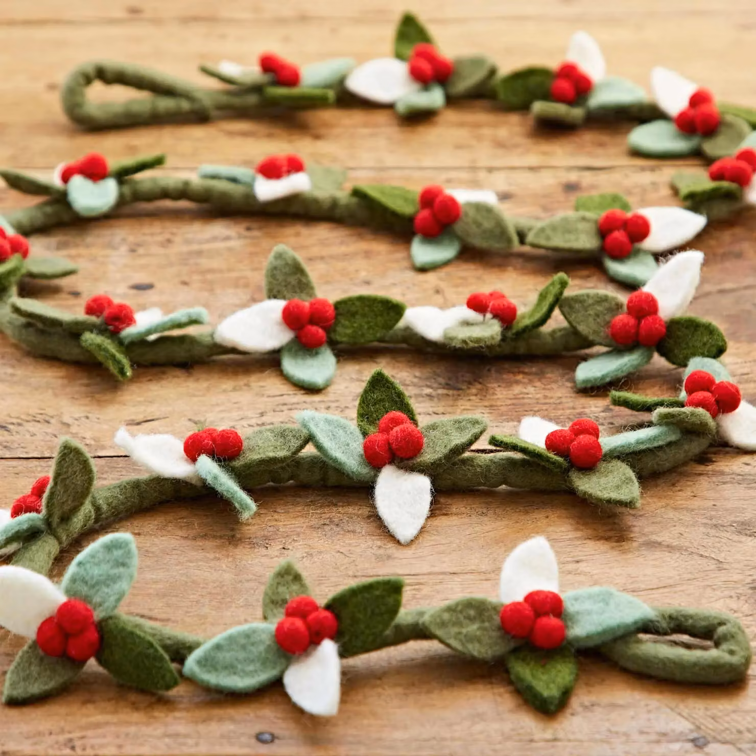 Paper High Berry and Leaves Christmas Garland in Red, White and Green – 3