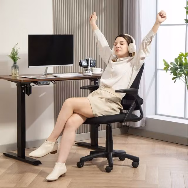 HOMCOM Black Breathable Mesh Swivel Task Chair with Flip-up Armrests