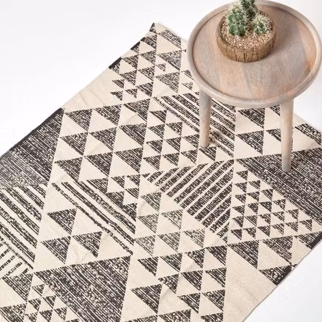 Homescapes Delphi Geometric Woven Cotton Printed Rug in Black and White, W/D/H: 90 x 150 x 0.1 cm – 1