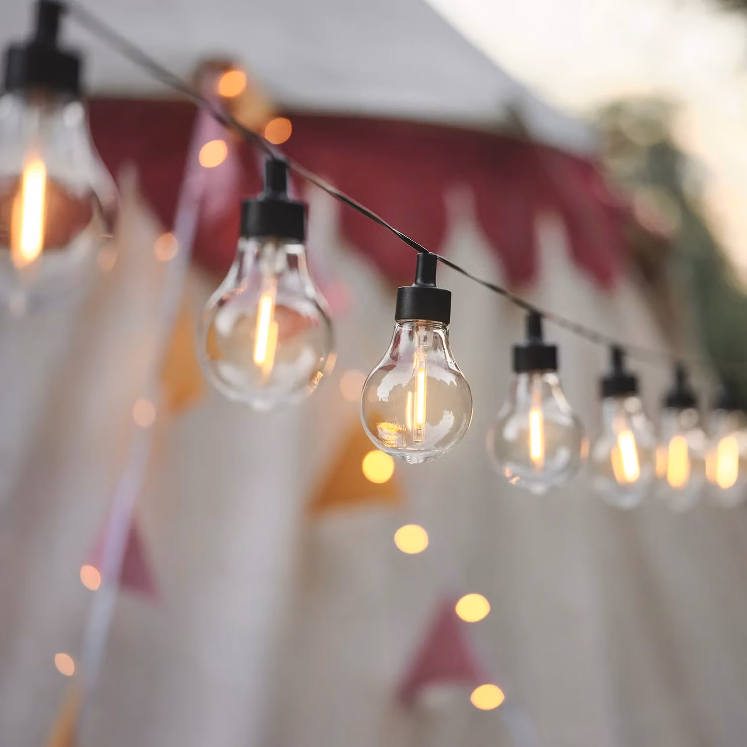 Lights4fun 20 Warm White Vintage Style LED Solar Festoon Lights with Dusk Sensor in Black