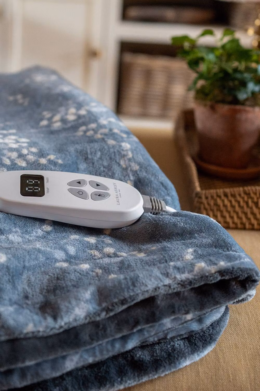 Laura Ashley VQ Heated Throw Electric Blanket in Grey, W: 130 cm, D: 160 cm – 4