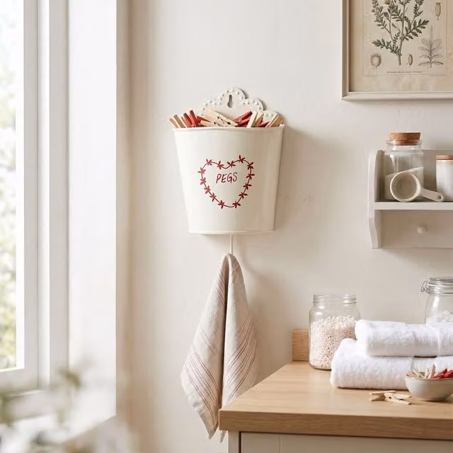 Premier Housewares Anglaise Hanging Peg Holder in Red, Beige and White – 2