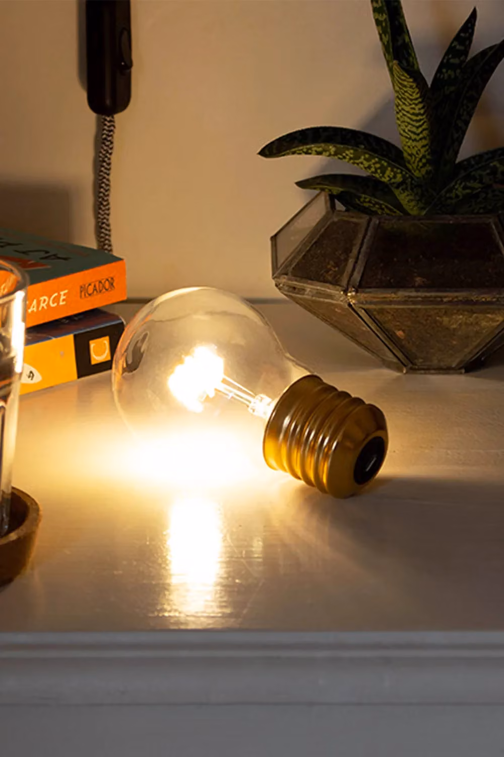 Suck UK Rechargeable Cordless LED Light Bulb Table Lamp in Yellow – 4