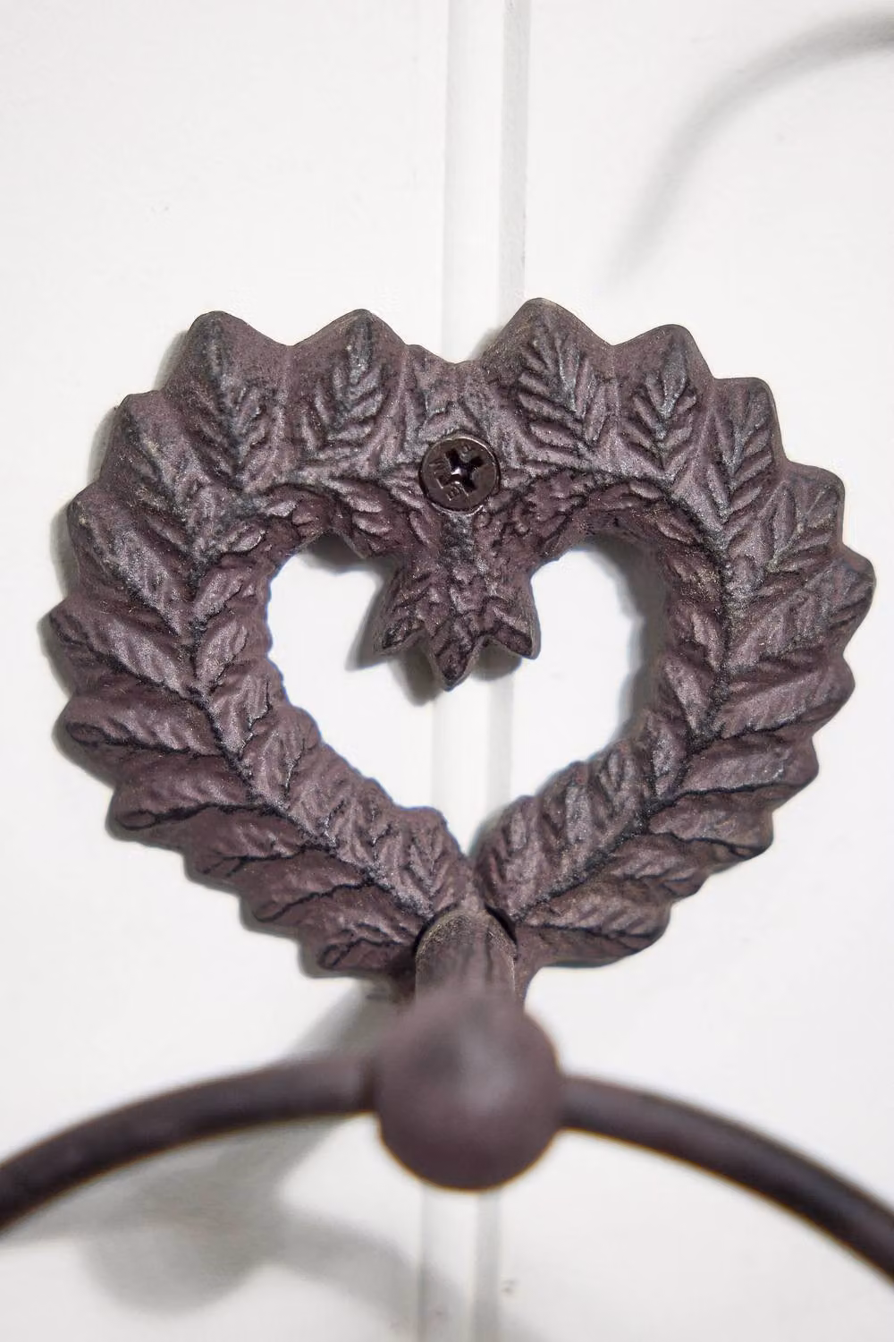 Dibor Ornate Love Heart Cast Iron Towel Ring in Matt Brown – 2