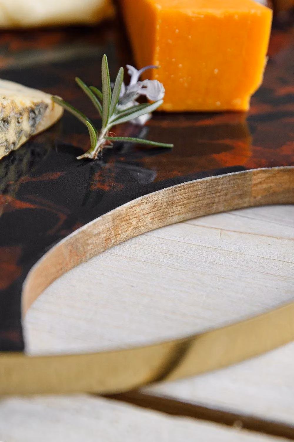 Artesa Round Wooden Serving Platter with Tortoiseshell Resin Finish and Handles in Brown – 3