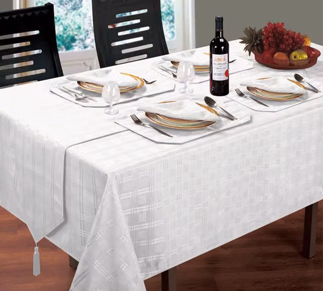 Kitchen Trends Modern Jacquard Hampton Round Tablecloth in White, Diameter: 177.8 cm