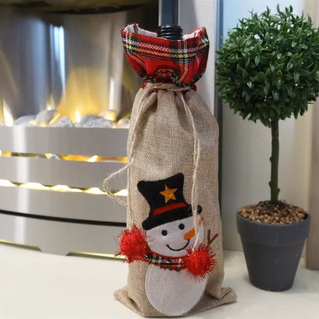 Shatchi Reindeer Printed Burlap Wine Bottle Cover with Drawstring Closure, Multicolour Festive Linen Liquor Bag for Christmas Parties – 8
