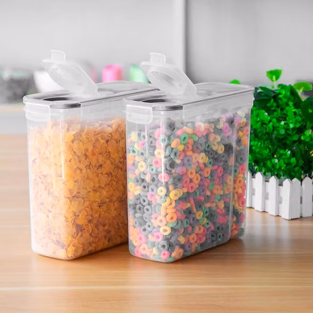 Livingandhome Set of 4 Large Airtight and Leakproof Plastic Food Storage Containers in Transparent