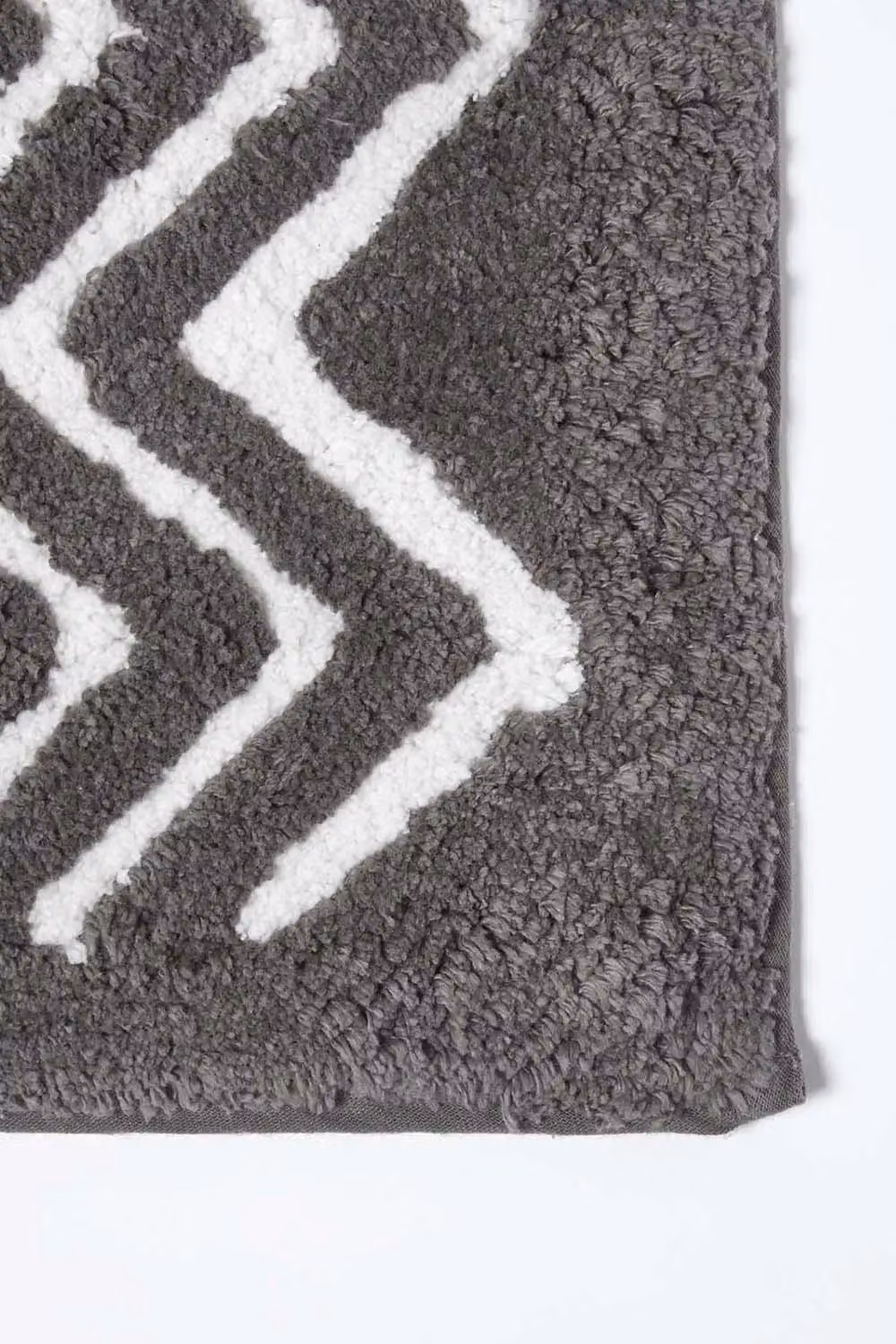 Homescapes Tidal Cotton Bathmat in Grey and White with Geometric Chevron Pattern and Non-Slip Backing, W: 50 cm, D: 80 cm – 2