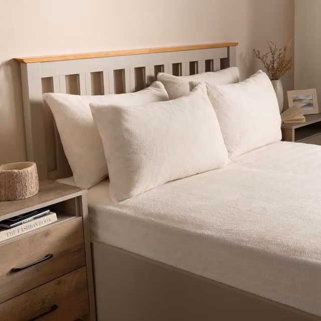 Brentfords Pack of 4 White Teddy Fleece Pillowcases, W: 50 cm, H: 75 cm