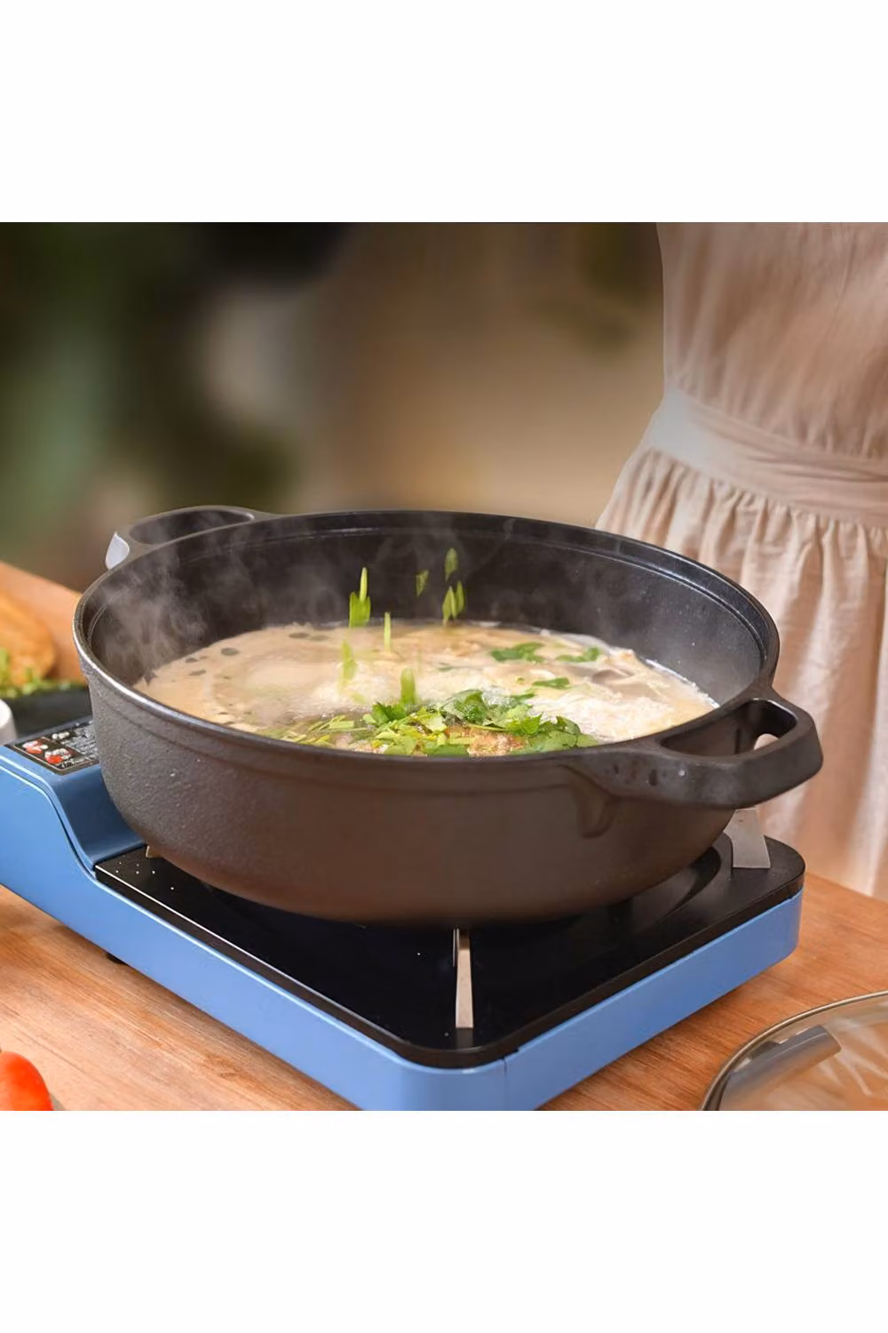 Living and Home Pre-Seasoned Round Cast Iron Casserole Braiser with Glass Lid, Black, Diameter: 30 cm – 4