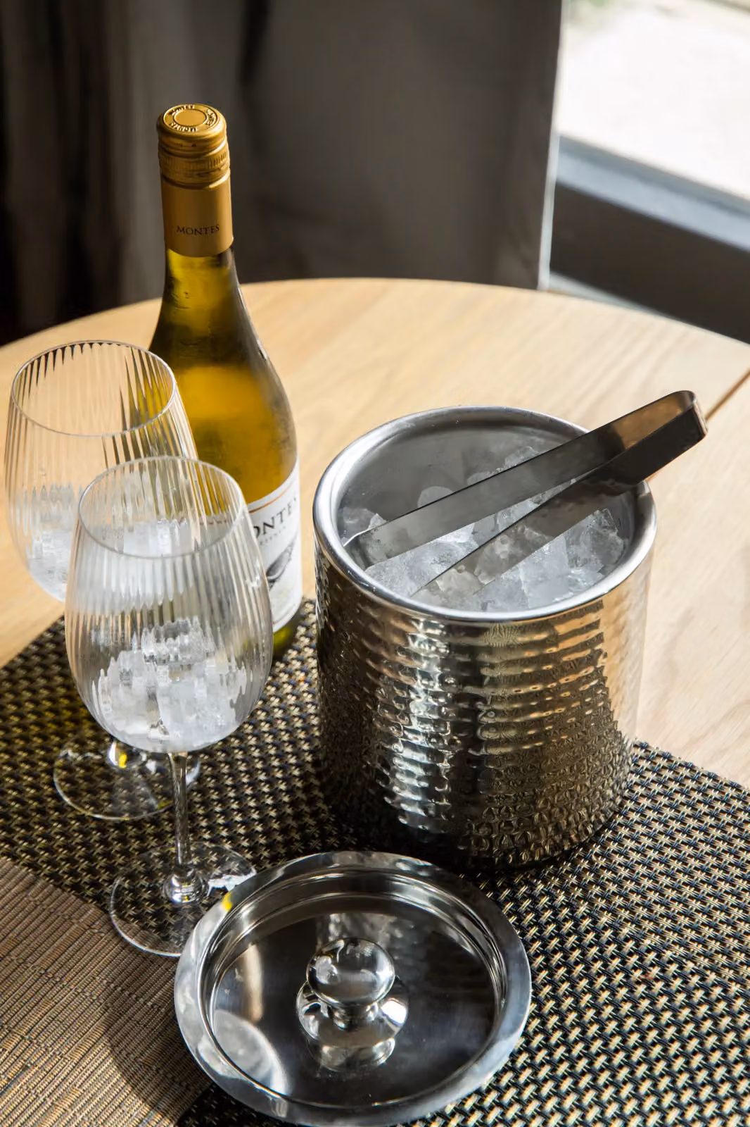 BarCraft Small Hammered Stainless Steel Ice Bucket with Lid and Tongs in Silver – 5