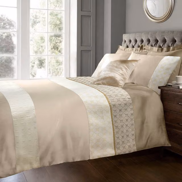 Intimates Pandora Jacquard Duvet Cover and Pillowcase Set in Brown and Beige, W/D/H: 200 x 220 cm and 140 x 200 cm