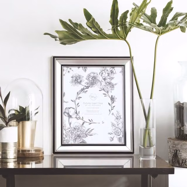 The Port. Co Gallery Mode Mirrored Rectangular Single Tabletop Photo Frame in Silver or White, W/H: 27.94 x 35.56 cm