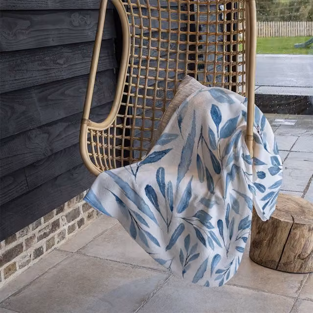 Benjamin Tate Design Watercolour Blue Branches With Leaves Fleece Blanket in Blue and Sand, W/D/H: 120 x 150 cm