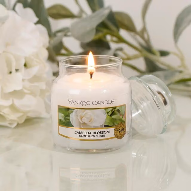 Yankee Scented Candle in White Camellia Blossom